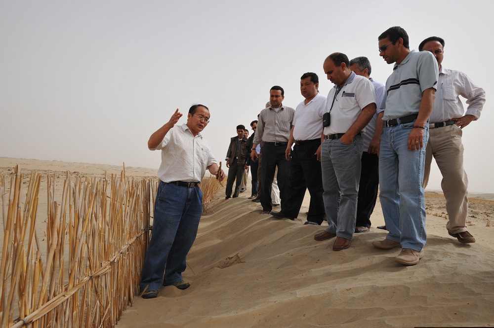 2009年给非洲学员介绍实地介绍中国的防沙治沙工程