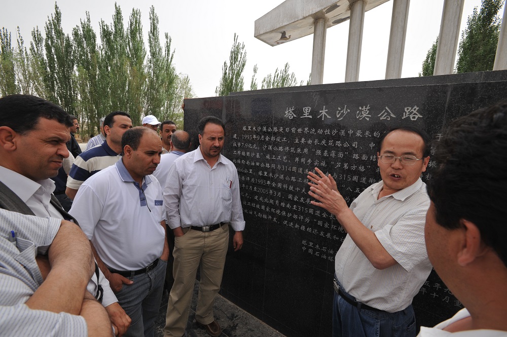 给非洲学员介绍塔里木沙漠公路