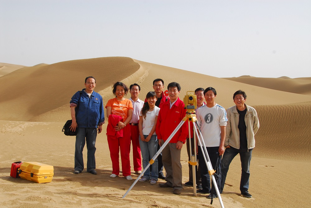 完成工作后沙漠团队部分人员在沙漠复地合影