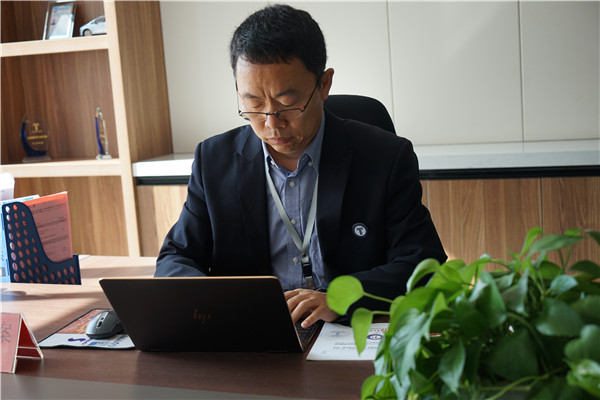 李泓研究员在天目湖先进储能技术研究院伏案工作_副本