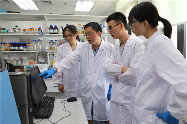 覃重军指导学生做研究