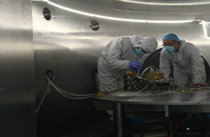 团队在真空罐内调试引力测量传感器